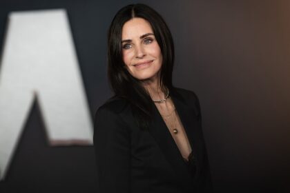 Courteney Cox shows off beach body in black bikini during recent trip to Hawaii