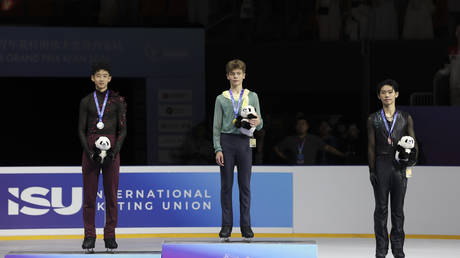 Russian skaters sweep golds on international comeback (VIDEOS)